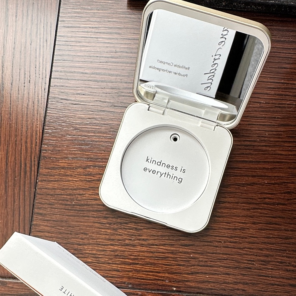 Jane Iredale White Refillable Compact - Picture 4 of 5